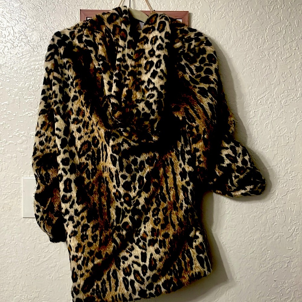 Woman’s Leopard Hooded Coat - Picture 5 of 6